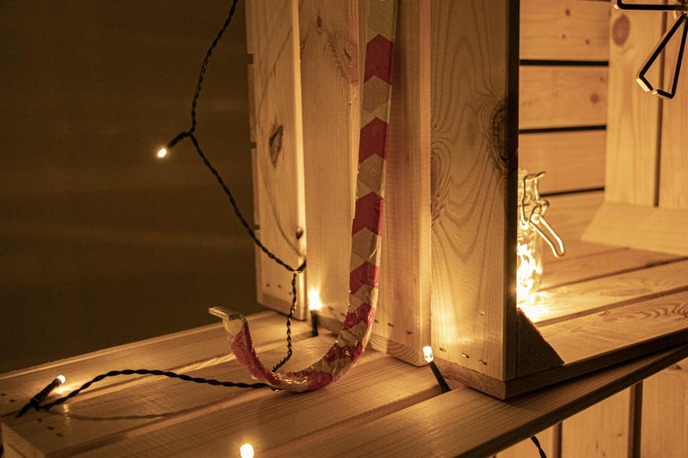 Houten plank met decoratie, lichtsnoer en een decoratie met een rood patroon