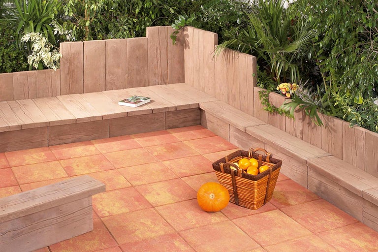 Tuin met bestrating, zitplaatsen en beplanting