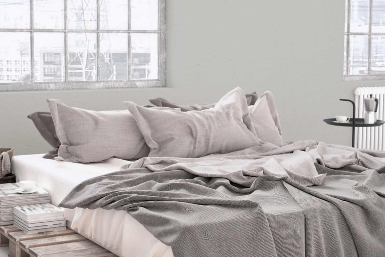 Bed met kussens en sprei in de slaapkamer