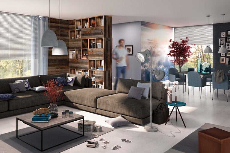 Woonkamer met bank, tafel, boekenkast en staande lamp