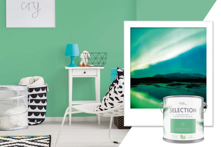 Woonkamer met mintgroene muurverf, meubels en een verfblik met de aanduiding Selection muurverf mat.
