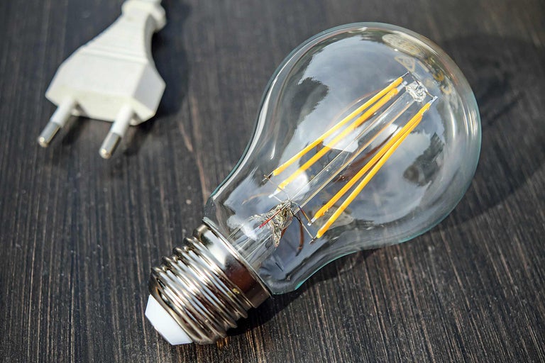 Heldere gloeilamp met LED-filament en stekker