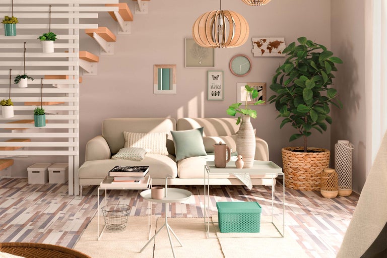 Lichte woonkamer met bank, bijzettafels, kamerplanten en decoratieve elementen
