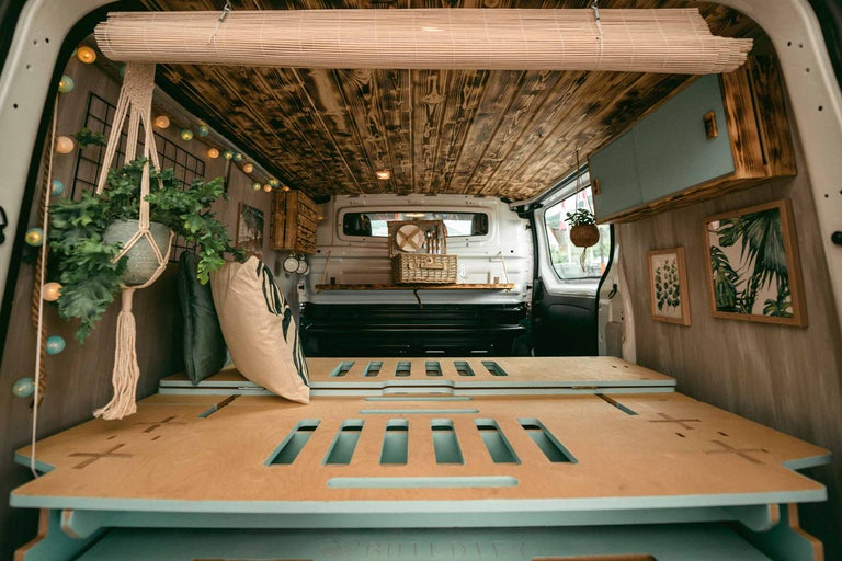 Interieur van een omgebouwde van met houten bed, houten plafond en decoraties