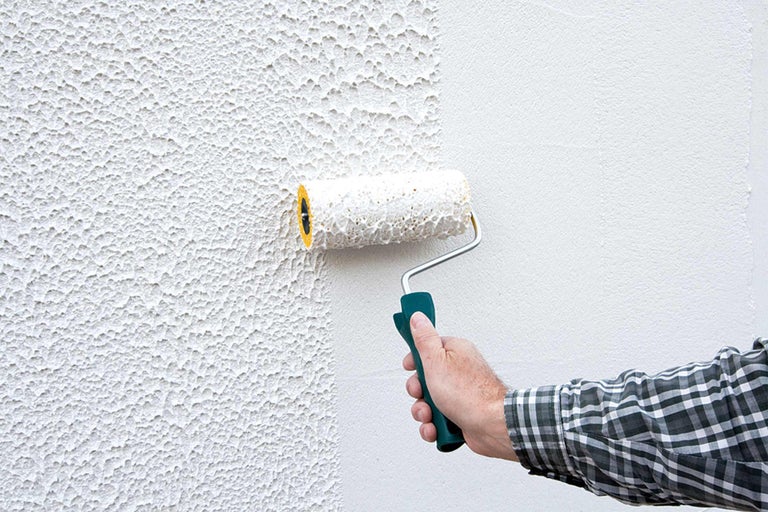 Buitengevel ontwerp met decoratieve pleister en verfroller