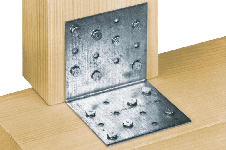 Metalen hoekverbinder met houtschroeven bevestigd aan twee stukken hout