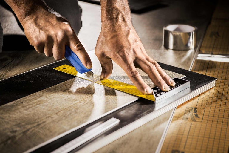Laminaten plaat snijden met stanleymes en winkelhaak