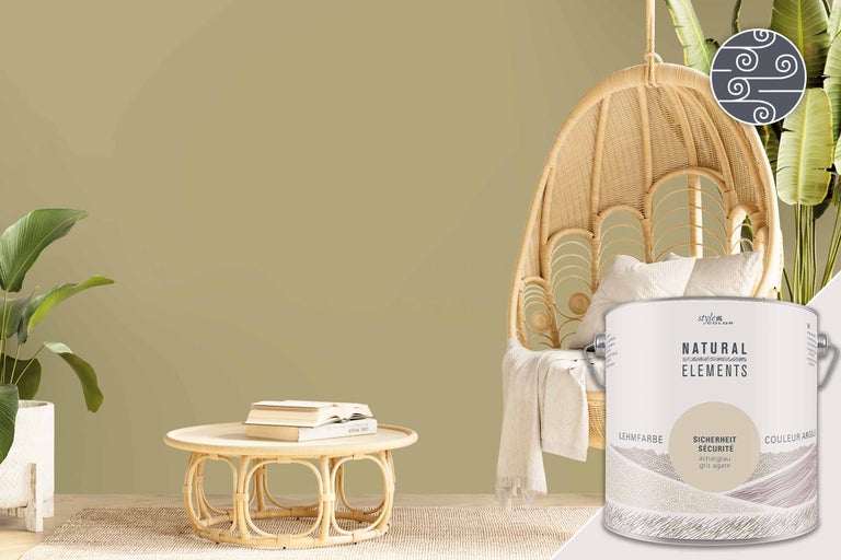 Kamerimpressie met een emmer leemverf, een rotan stoel en een tafel