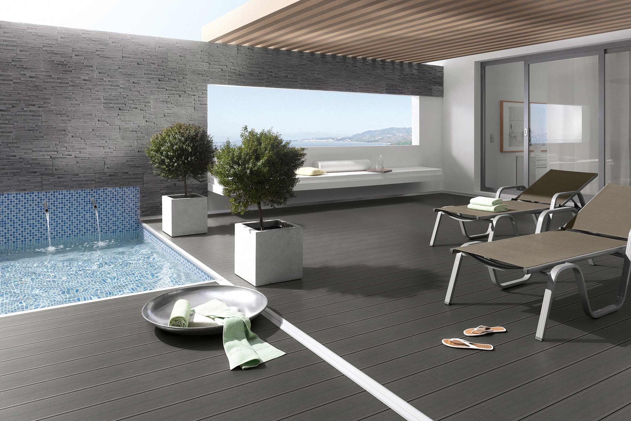 Terras met zwembad, ligstoelen en plantenbakken voor een ontspannen sfeer