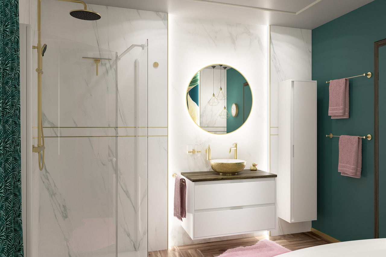 Moderne badkamer met marmerlook wanden, gouden regendouche, wit wastafelmeubel met gouden waskom en ronde verlichte spiegel.