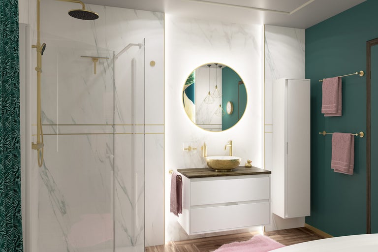 Moderne badkamer met marmerlook wanden, gouden regendouche, wit wastafelmeubel met gouden waskom en ronde verlichte spiegel.