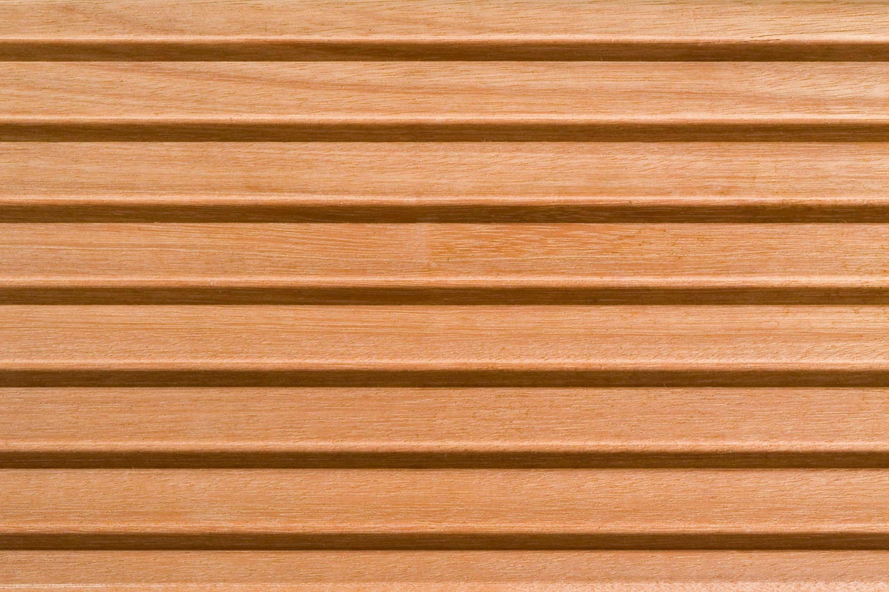 Houten gevelbekleding met messing en groef