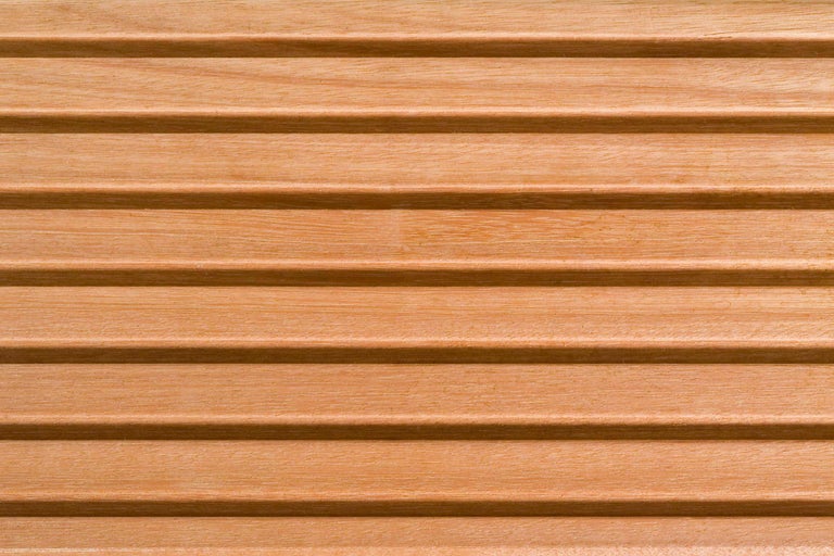 Houten gevelbekleding met messing en groef