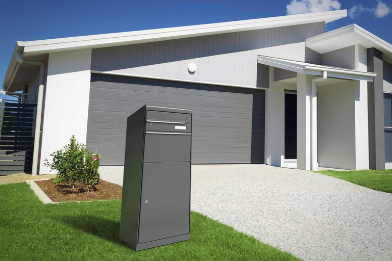 Vrijstaande metalen brievenbus voor een huis