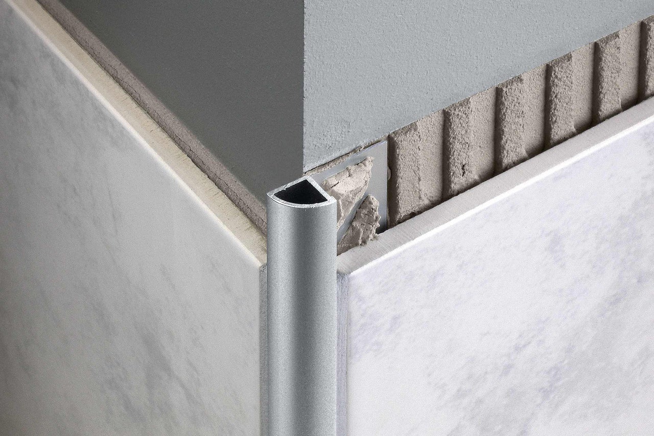 Hoekprofiel van aluminium op een betegelde hoek
