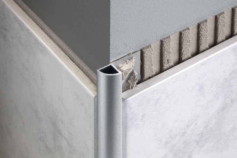 Hoekprofiel van aluminium op een betegelde hoek