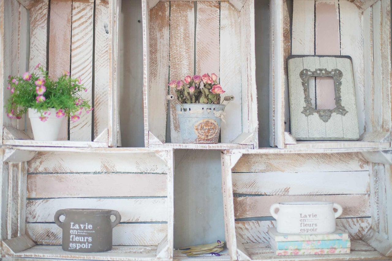 Decoratieve houten wandplank met bloemen en decoratieve objecten