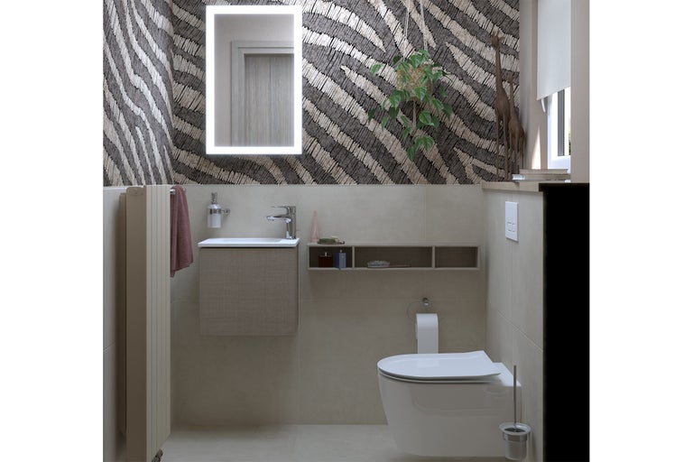 Badkamer met wastafel, spiegelkast met verlichting en hangtoilet voor een gestreept behang