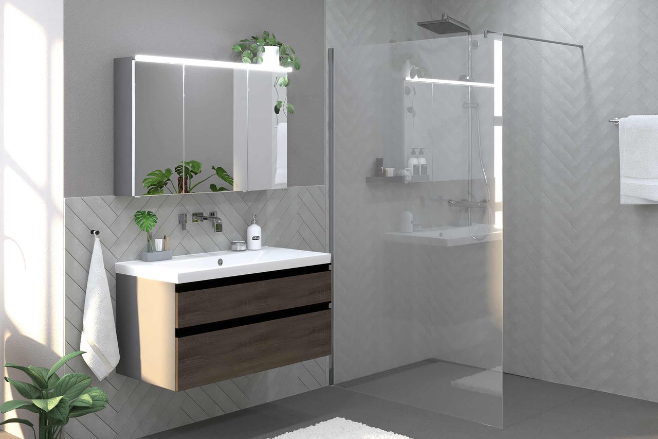 Moderne badkamer met wastafelonderkast, spiegelkast met verlichting en douchecabine