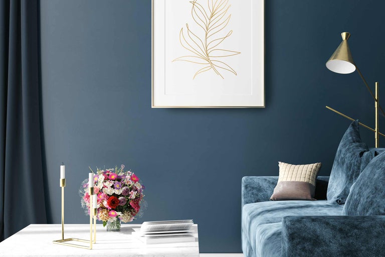 Woonkamerscène met bank, tafel, bloemenvaas, kandelaar en wanddecoratie