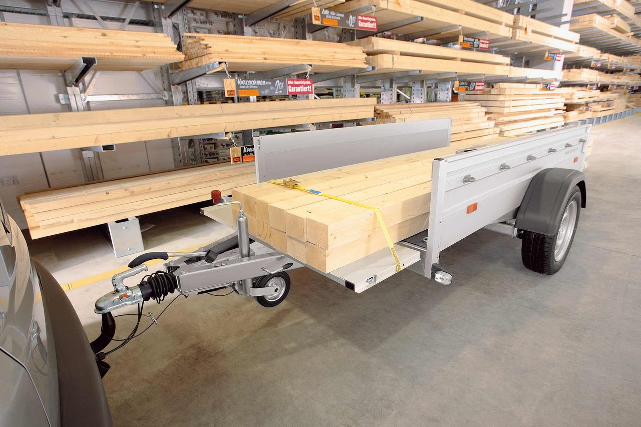 Een beladen aanhanger met houten planken in de Hornbach bouwmarkt.