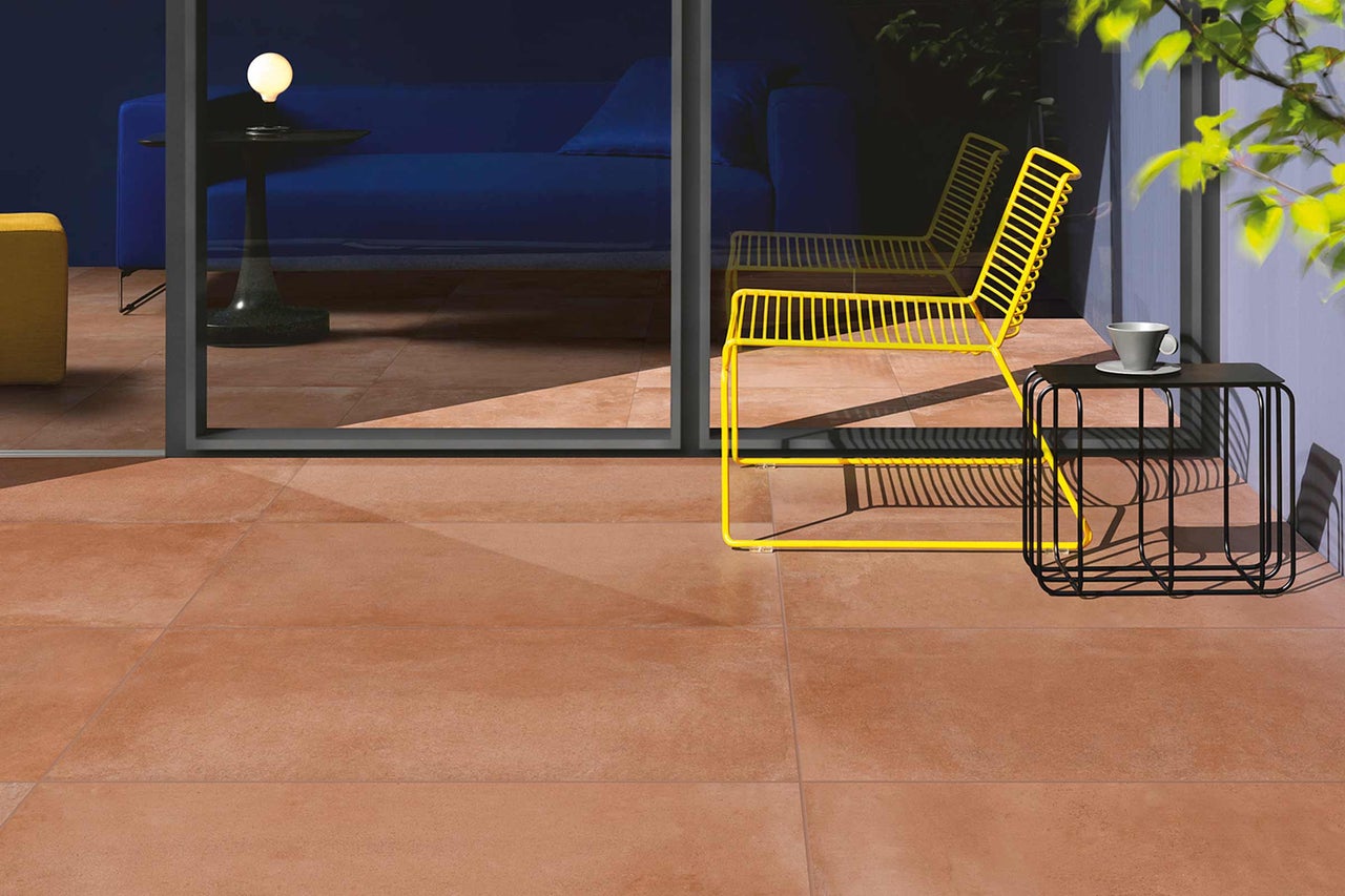 Terras met vloertegels, stoelen en tafel