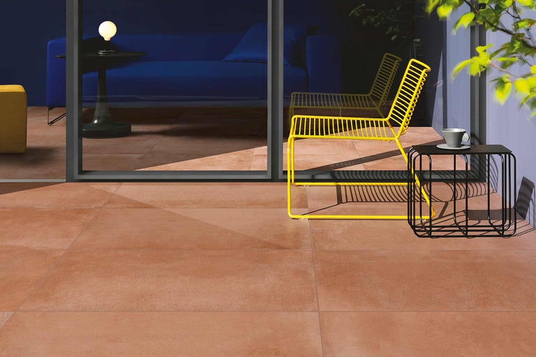 Terras met vloertegels, stoelen en tafel