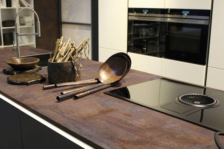 Keukenscène met spoelbak, kookplaat en keukengerei op een aanrecht