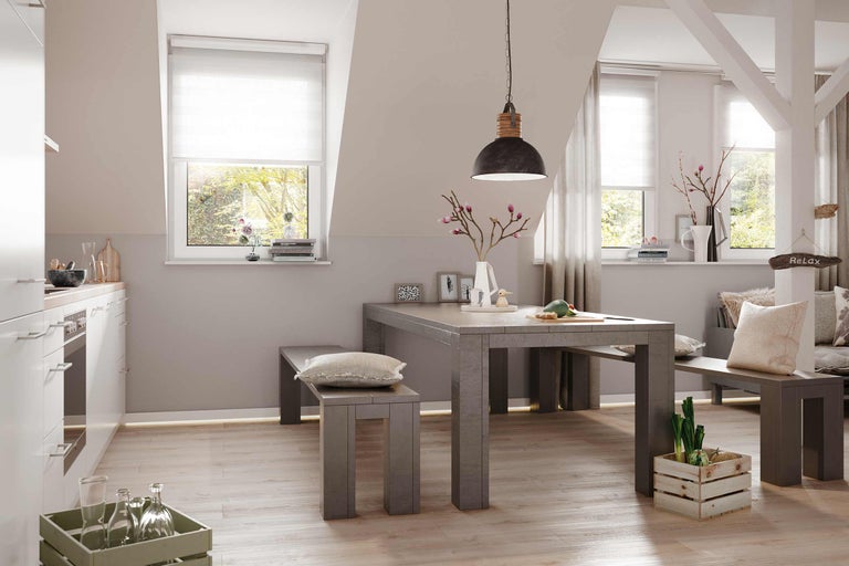 Eetkamer met eettafel, banken, hanglamp en decoratie