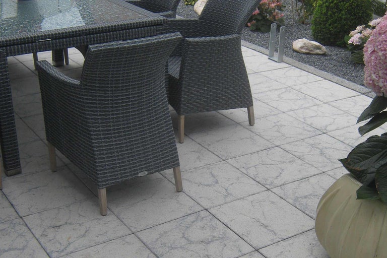 Tuinzitgroep met tafel en stoelen op stenen tegels