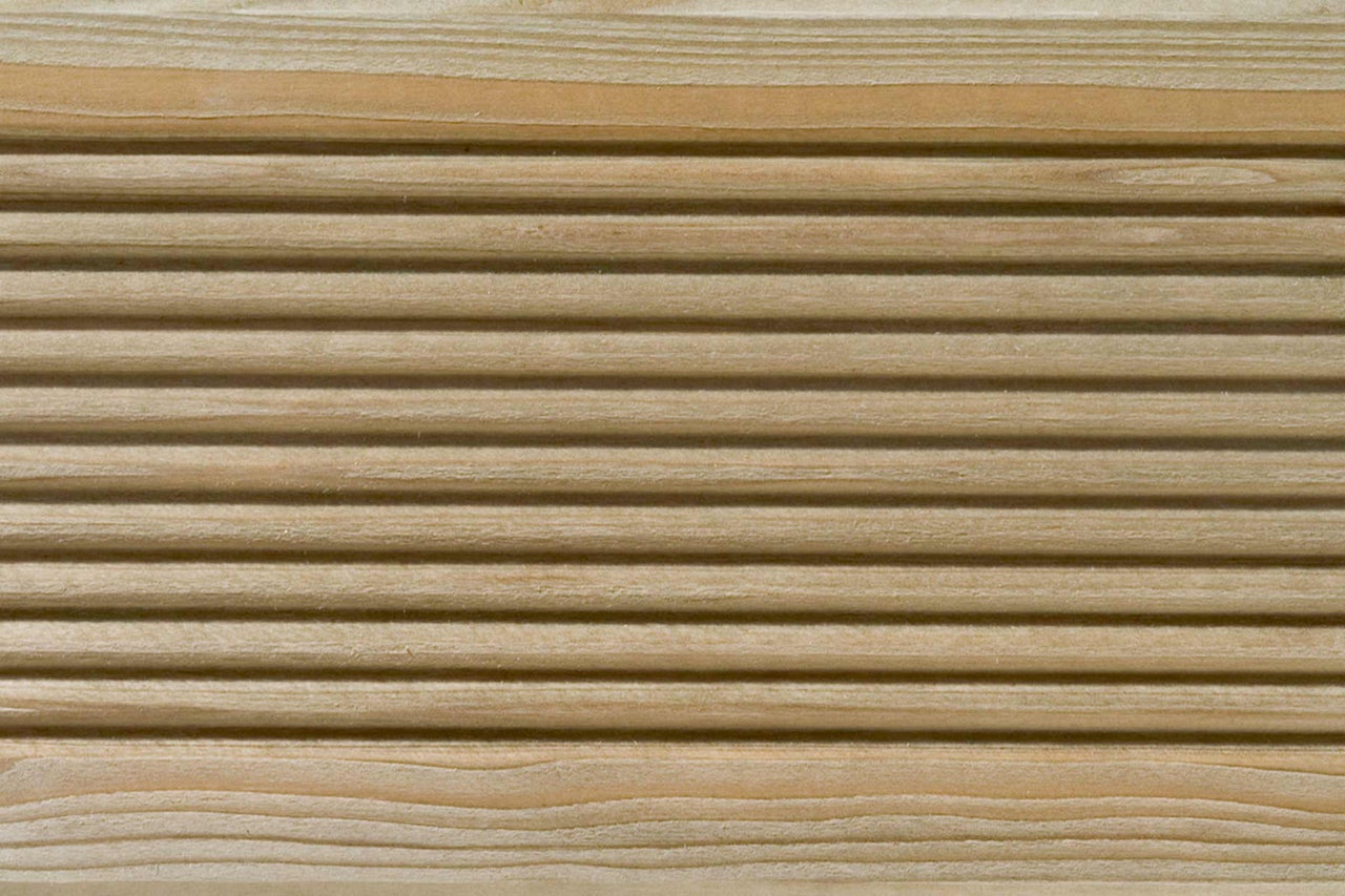 Houten gevelbekleding met messing en groef profiel