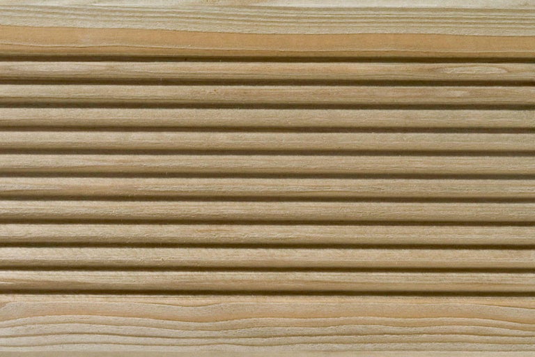Houten gevelbekleding met messing en groef profiel