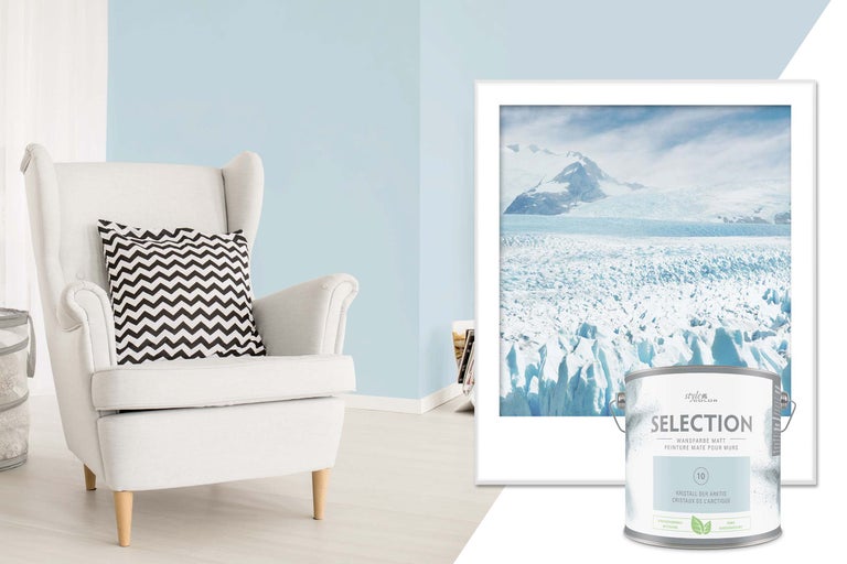 Scène met fauteuil, ingelijste gletsjerfoto en blik matte muurverf