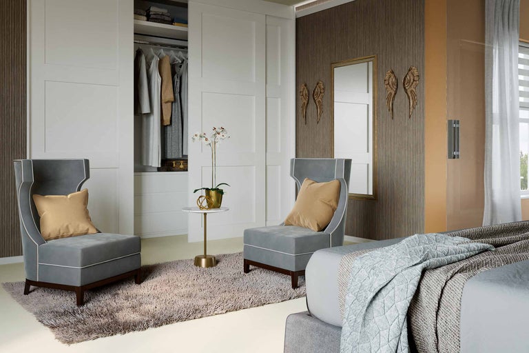 Lichte slaapkamer met twee fauteuils, bed en schuifdeurkast