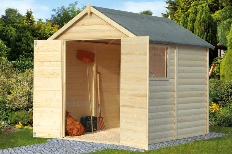 Houten tuinhuis met open deuren, geplaatst in een tuin