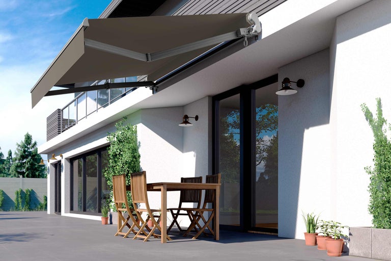Terras met zonnescherm, tafel en stoelen voor een woonhuis