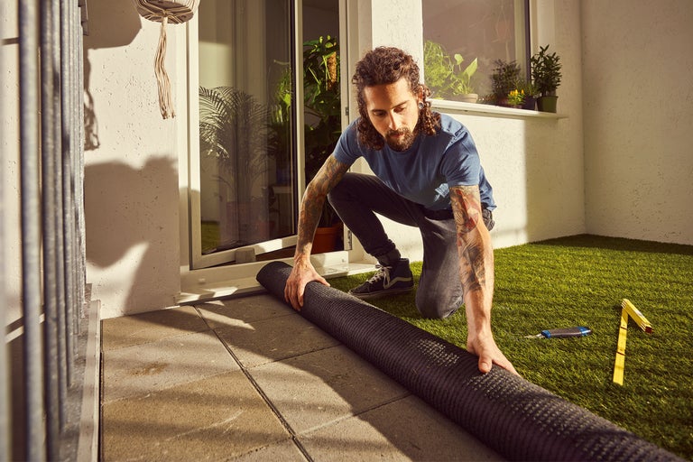 Man legt kunstgras op een terras