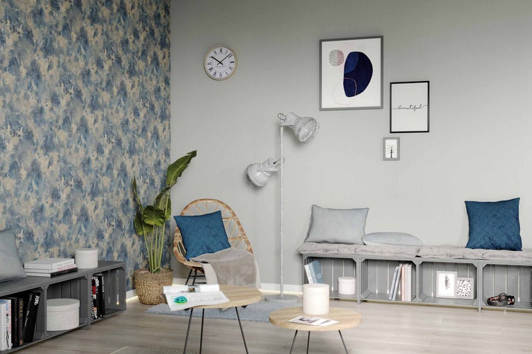 Woonkamer met patroonbehang, zitplaats van houten kisten en decoratie