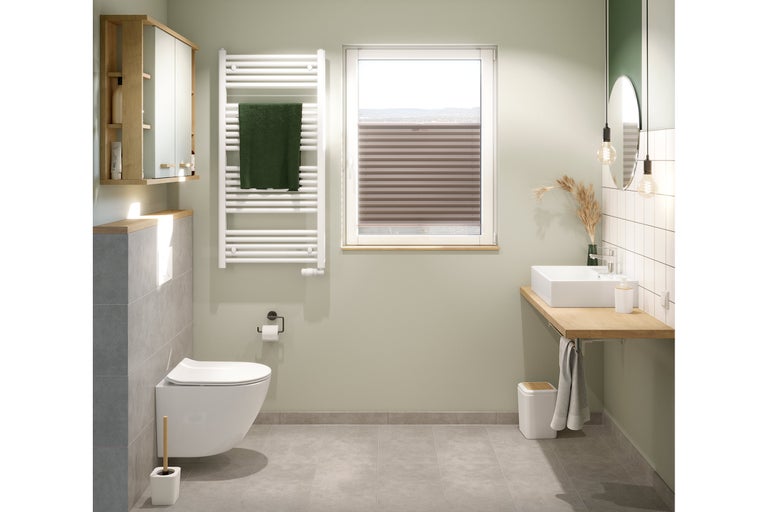 Moderne badkamer met toilet, wastafel, radiator en spiegelkast