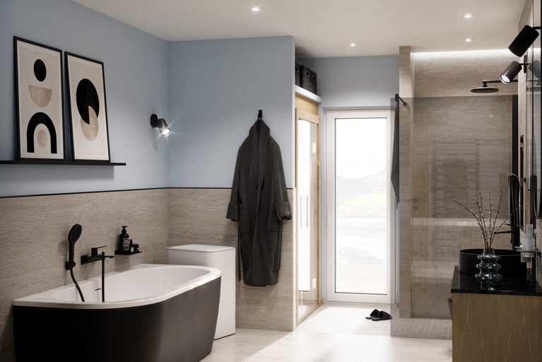 Moderne badkamer met ligbad, wastafel, douche en accessoires