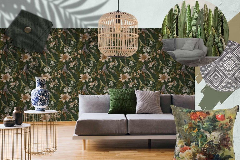 Interieurontwerp met bank, kussens, behang met bloemmotief, rotan lamp en bijzettafels