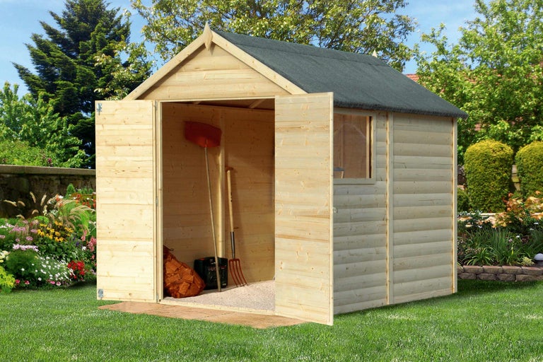 Houten tuinhuis met open deuren en tuingereedschap binnenin