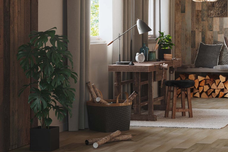 Gezellige woonkamer met houten elementen, planten en werkruimte