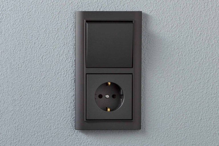 Schakelaar en stopcontact voor elektrische installatie