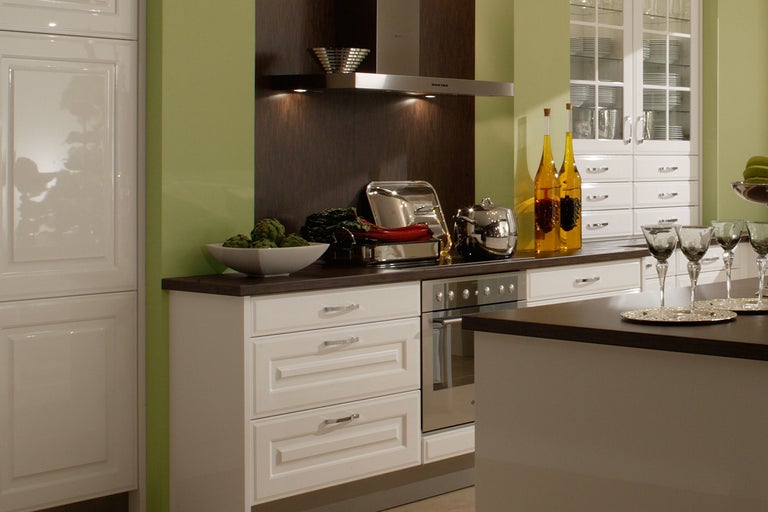 Keukenscène met keukenkasten, kookplaat en afzuigkap