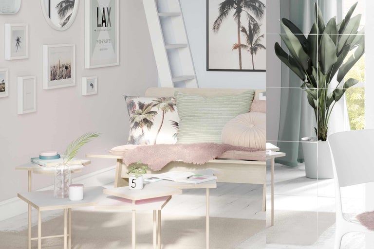 Woonkamerinterieur met bank, kussens, bijzettafels, kamerplant en decoratieve lijsten