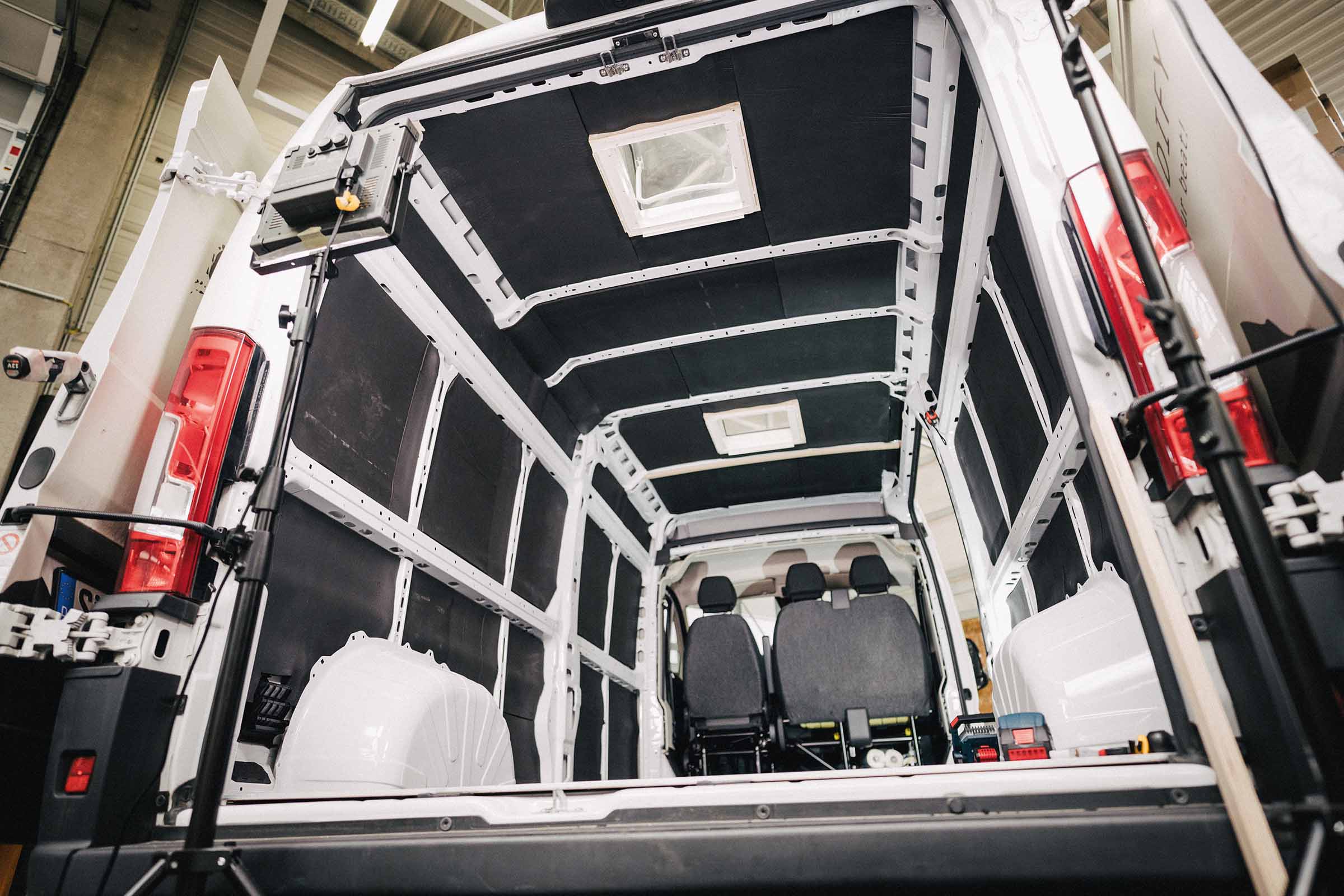 Interieur van een bestelwagen met isolatie gemonteerd op de wanden en het plafond
