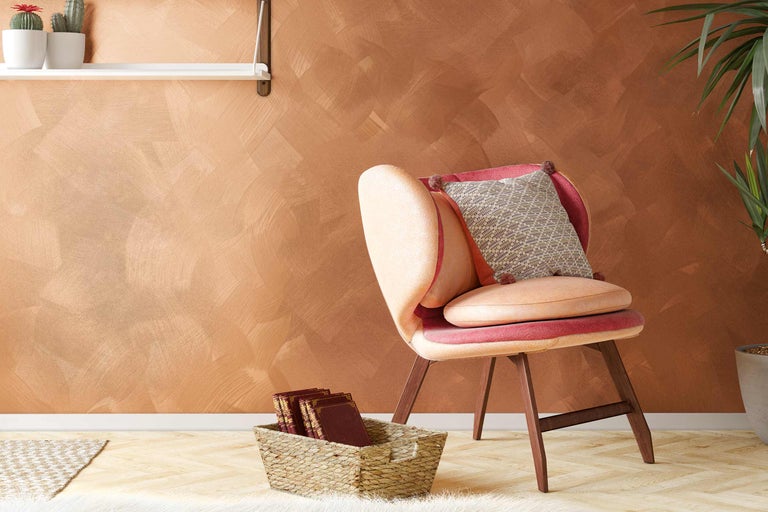 Decoratieve woonkamer met fauteuil, kussens, planken en plant