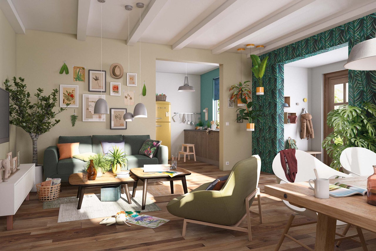 Lichte woonkamer met groene bank, houten tafels en decoratie