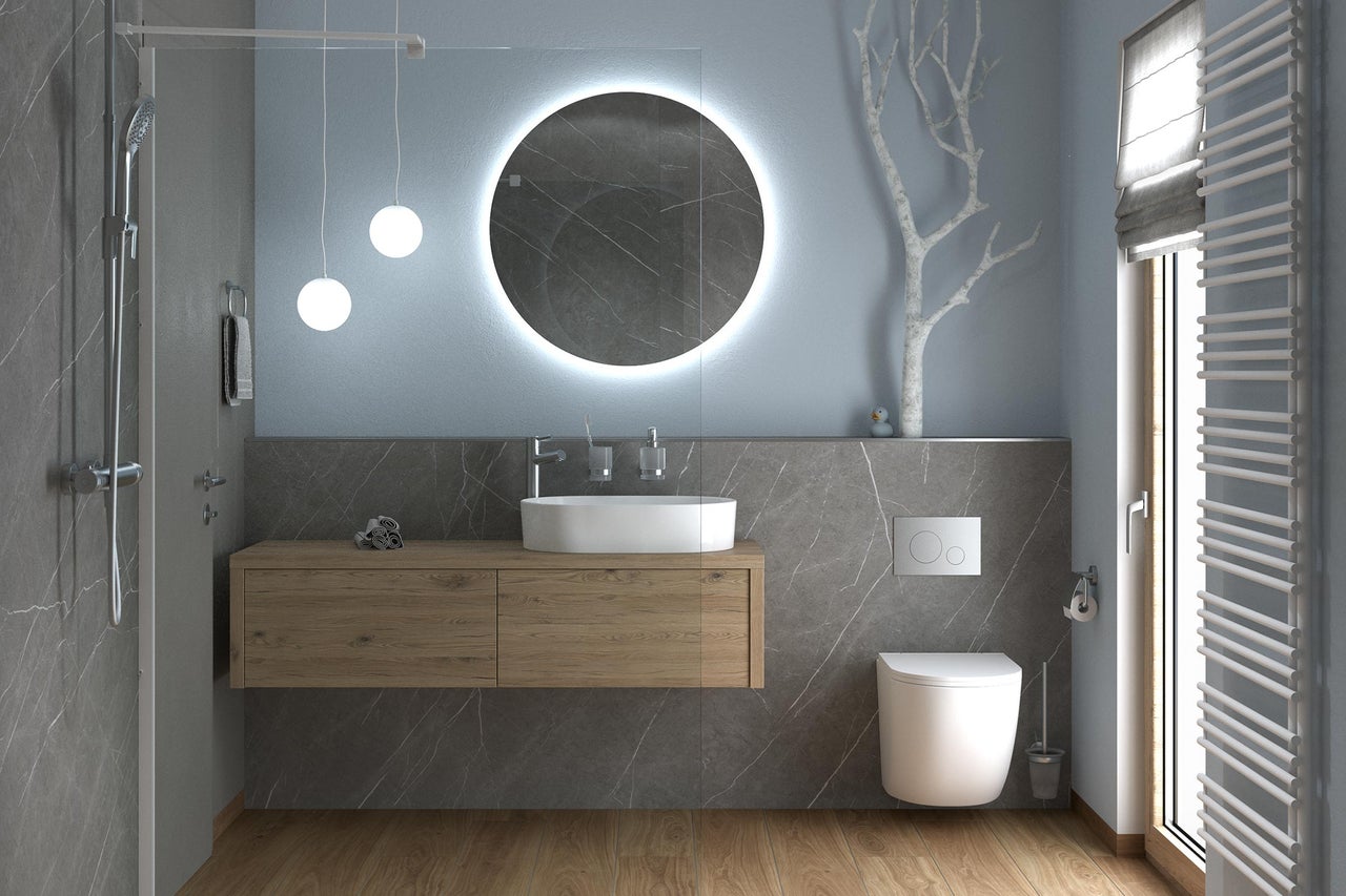 Moderne badkamer met wastafelmeubel in houtlook, opzetwastafel, ronde spiegel met verlichting, hangtoilet en een inloopdouche.